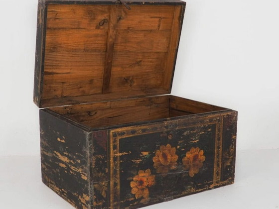 Coffre en bois chinois avec illustrations florales (Chine, c.1900) #3 – Commodes (photo 2 of 9)
