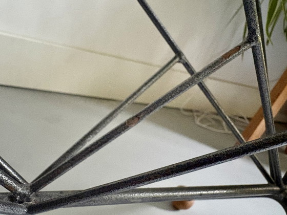 Image 1 of Mooi vintage metalen tijdschriftenrek op bolle houten pootjes 