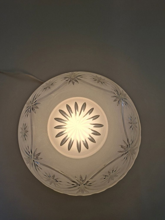 Image 1 of Wunderschöne Art-Deco-Deckenleuchte aus mattiertem und geschliffenem Glas.