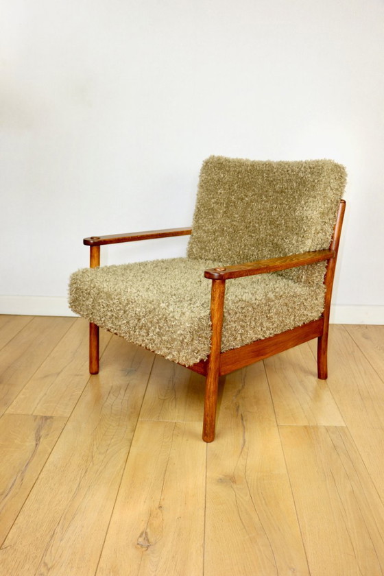 Image 1 of Poltrona vintage in legno marrone, verde oliva, con cuscini a pelo lungo sfoderabili.