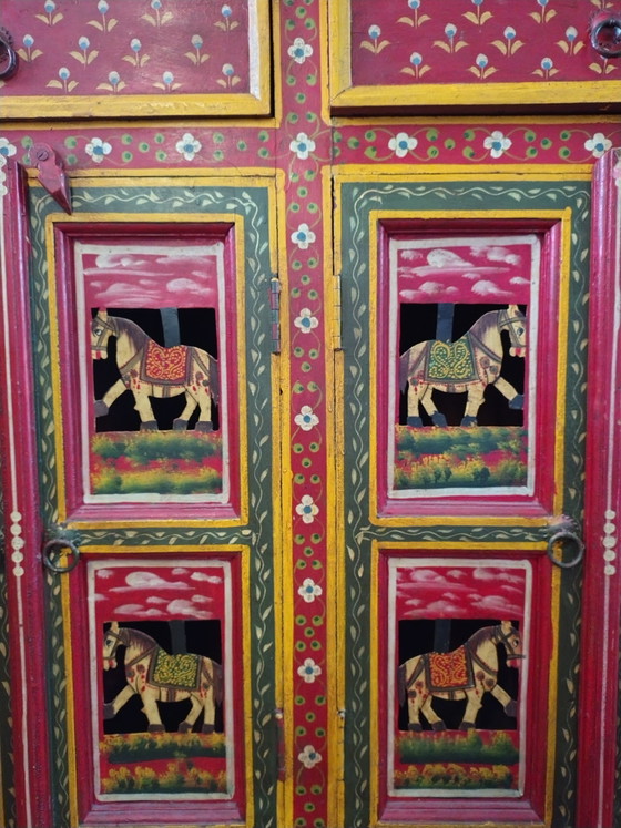 Image 1 of handgeschilderd dressoir uit India, waarschijnlijk gemaakt van mangohout, met traditionele motieven en paardenafbeeldingen