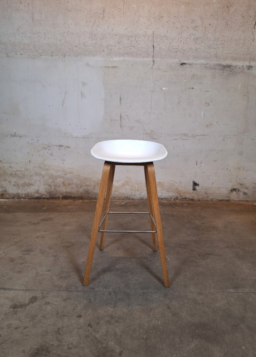 Taburete de diseño HAY AAS32 – Asiento blanco y base de roble
