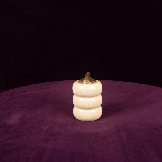 Briquet de table Tommaso Barbi en céramique mouchetée crème et laiton 1970 – Objets déco, Ceramic, Brass (photo 7 of 15)