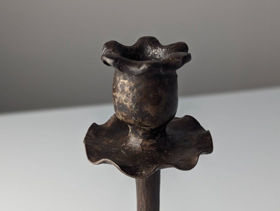 Image 1 of Candelabro a forma di drago in ferro battuto, nello stile di Samuel Yellin, XX secolo.
