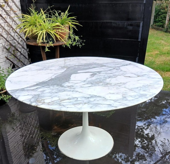 Dining Table (Ø 130 cm) After a Design by Eero Saarinen / Arabescato Corchia Oro Marble (photo 10 of 12)
