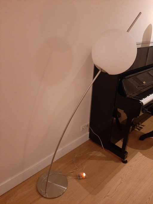 Booglamp van RVS met matglazen bol