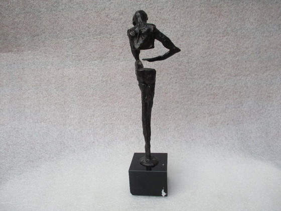 Image 1 of Scultura in bronzo di Klaas van den Berg: la vita impara.