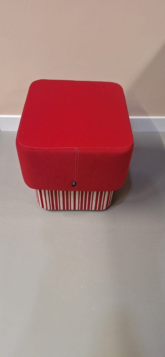 BuzziSpace designpoef – Opvallende rode poef met gestreepte basis | Topstaat – Hockers en poefs, Polyester (photo 10 of 10)