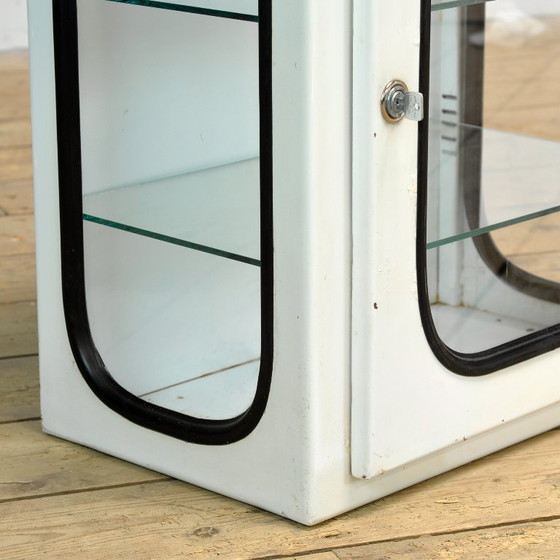 Armario médico antiguo, mueble de pared, década de 1970. – Armarios de pared, Glass, Metal, Vintage (photo 8 of 11)