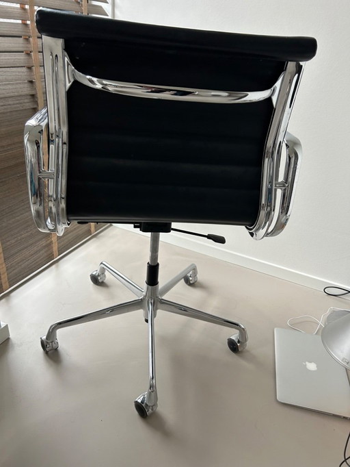 Magnifique exemplaire de chaise de bureau Vitra Charles Eames en parfait état.