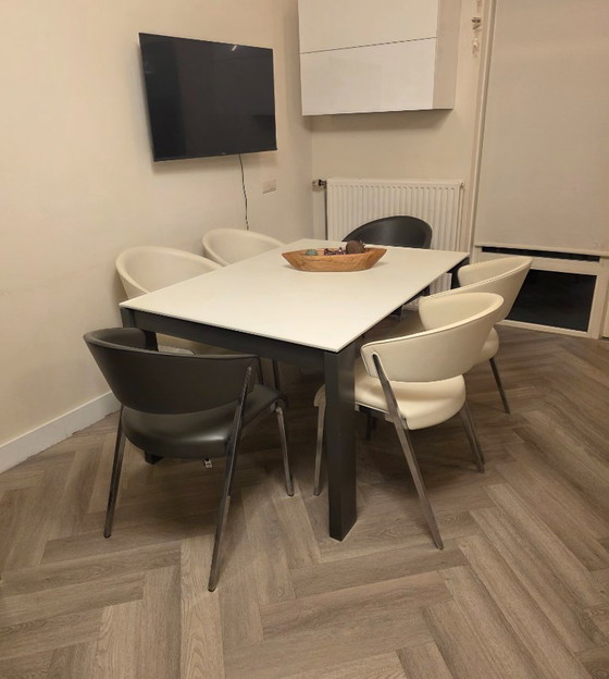 Image 1 of Set da pranzo di Hulsta Now. Tavolo da pranzo E20 e sedie da pranzo S500 di Hulsta Now.