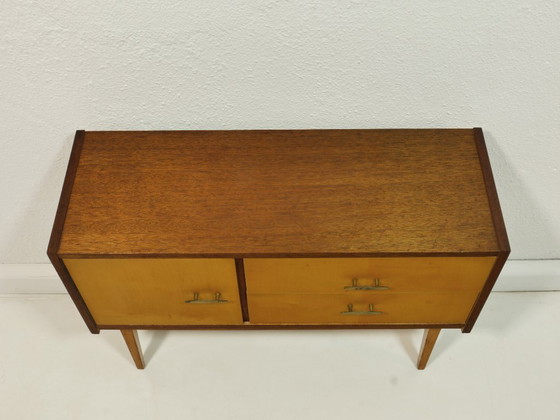 Image 1 of Commode/armoire d'entrée vintage des années 1960 – makoré et bouleau, poignées en laiton, style Mid-Century