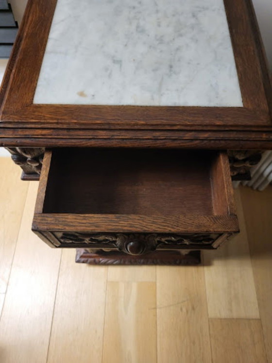 Image 1 of Mesita de noche antigua – Estilo neorrenacentista Luis XIII – Roble y mármol – Siglo XIX