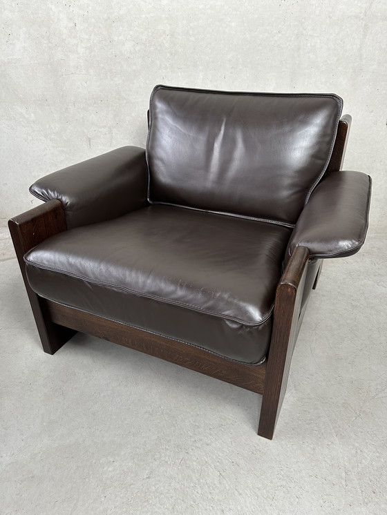 Image 1 of Vintage Leolux bruinkleurige lederen/eiken ‘Lounge chair and ottoman’ van Harry de Groot - 1970