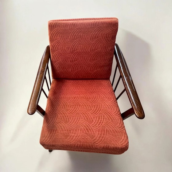 Poltrona vintage cocktail/lounge con braccioli in noce e rivestimento originale in tessuto rosso. Un (photo 6 of 10)