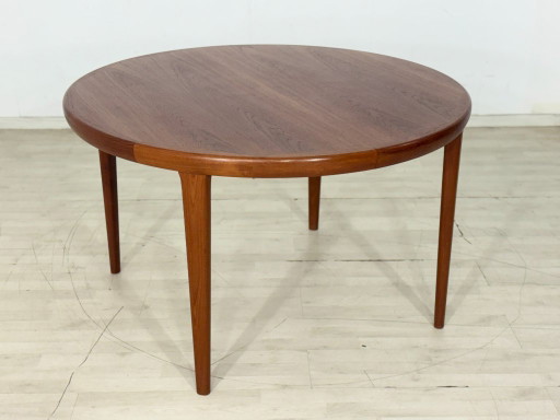 Danish Design Teak Round Dining Table - Extendable / Teak Dining Table / Mid Century Teak Table / Manufacturer: VV Møbler