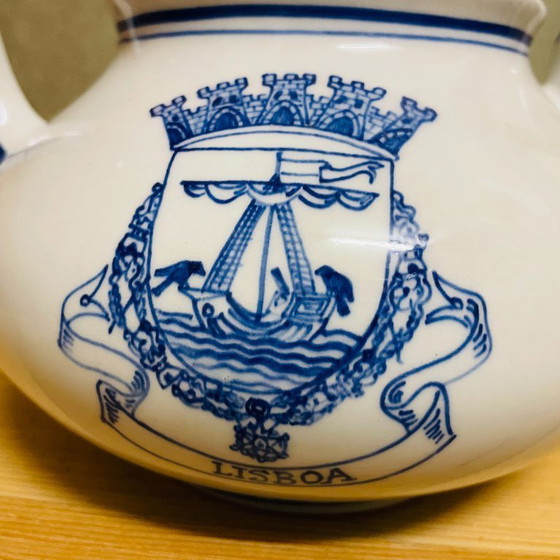 Image 1 of Théière vintage en porcelaine blanche et bleue peinte à la main