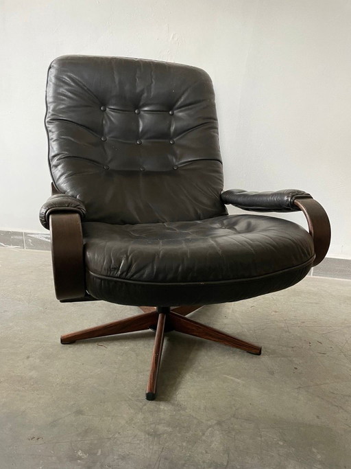 Draaibare loungestoel in Scandinavische stijl, zwart leer, met gebogen houten frame, jaren 70