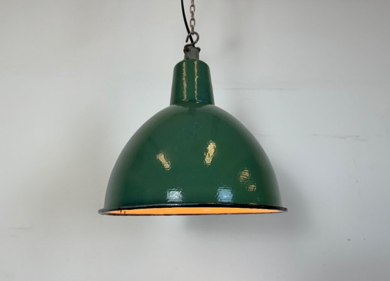 Image 1 of Lámpara colgante industrial de esmalte verde, década de 1960