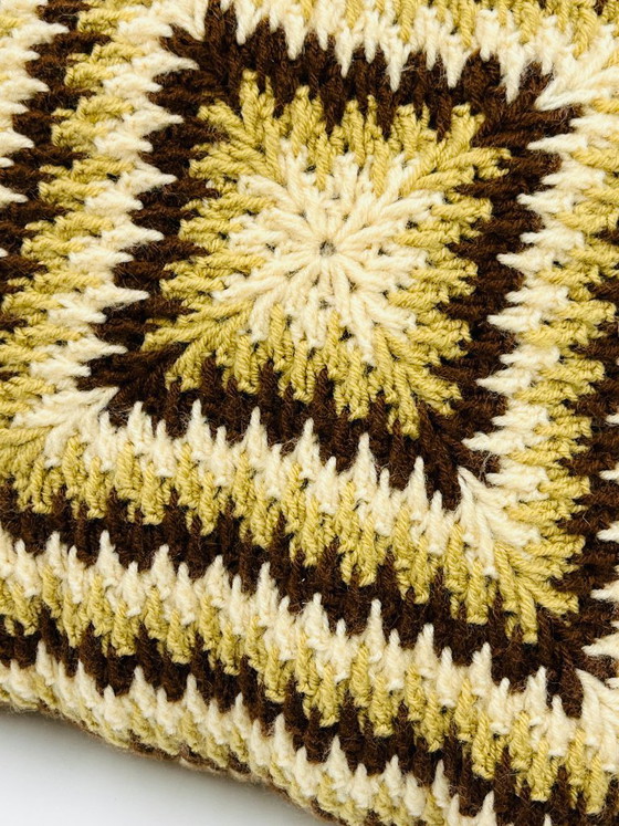 Image 1 of Coussin en crochet vintage années 70