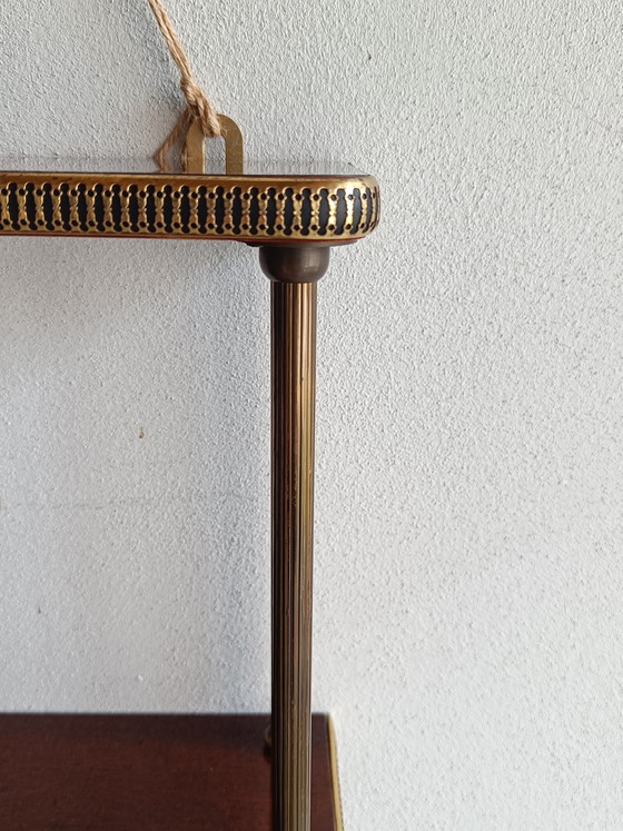 Image 1 of Estantería de pared de mediados de siglo en madera y latón, estante colgante de 3 niveles, estilo de los años 50-60.