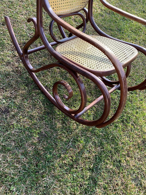 Antiker Schaukelstuhl von Thonet