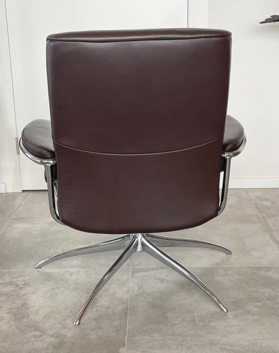 Stressless Ekornes Metro-Sessel mit niedriger Rückenlehne (S), dunkelbraunes Leder – Drehstühle, Leather (photo 3 of 5)
