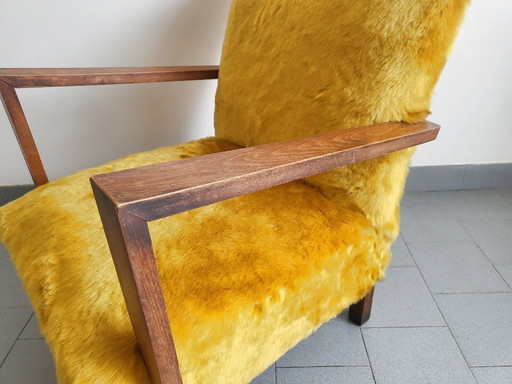 Vintage fauteuil uit de jaren 40, eikenhout en okerkleurig synthetisch bont, DLG Jean Royère, jaren 40
