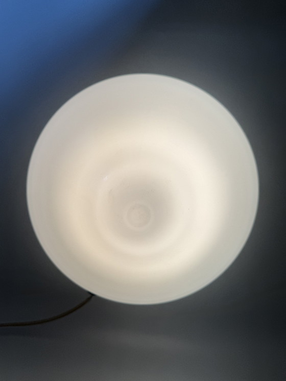 Image 1 of Plafonnier avec abat-jour conique en verre et monture en laiton