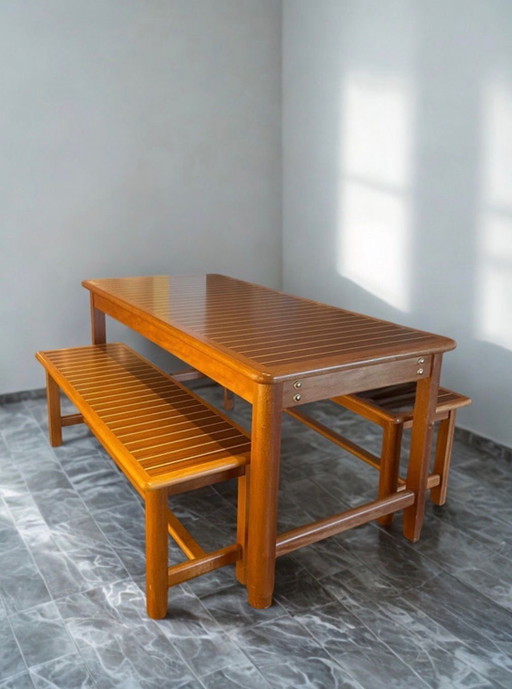 Holztisch mit Bänken
