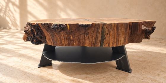 Tavolino da caffè in rovere massello: pezzo unico realizzato in legno massello con resina epossidica. (photo 4 of 5)