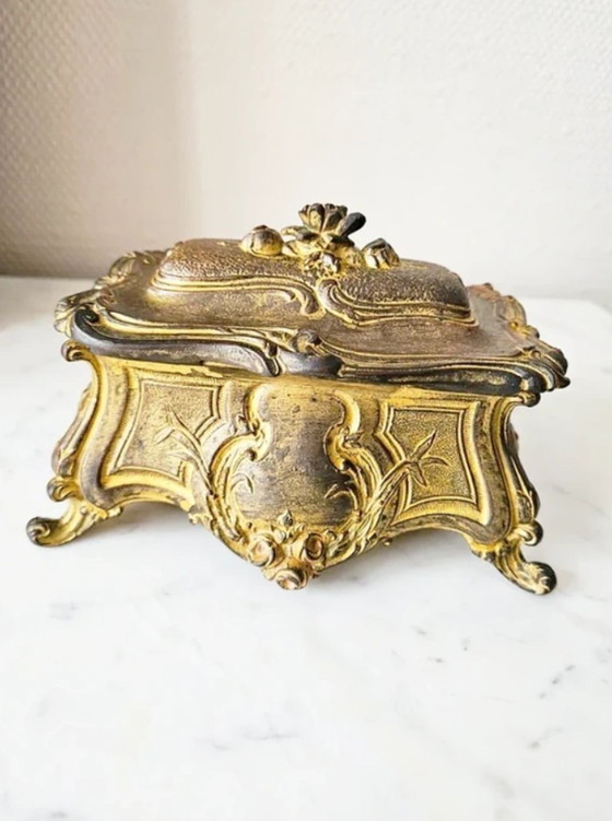 Image 1 of Ancien coffret à bijoux style Rocaille en bronze ou métal d'art doré époque Napoléon III boîte de coiffeuse de collection style 
