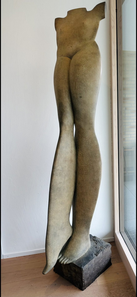 Image 1 of Kobe, krachtige ‘Vrouw zonder hoofd’