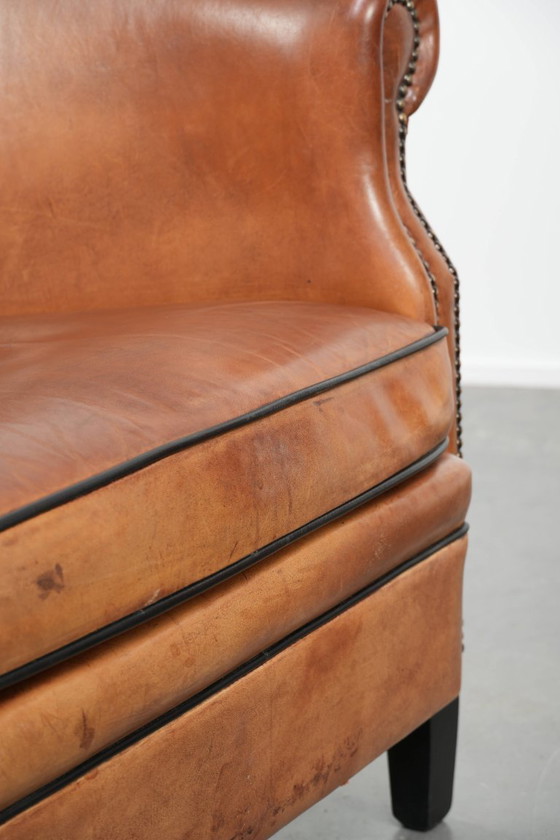 Image 1 of 2 grands fauteuils club en peau de mouton, en bon état