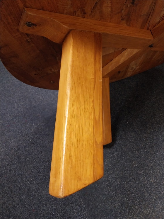 Image 1 of 1 großer Eichen-Couchtisch im Stil von Charlotte Perriand (1970er Jahre), 115 cm Durchmesser
