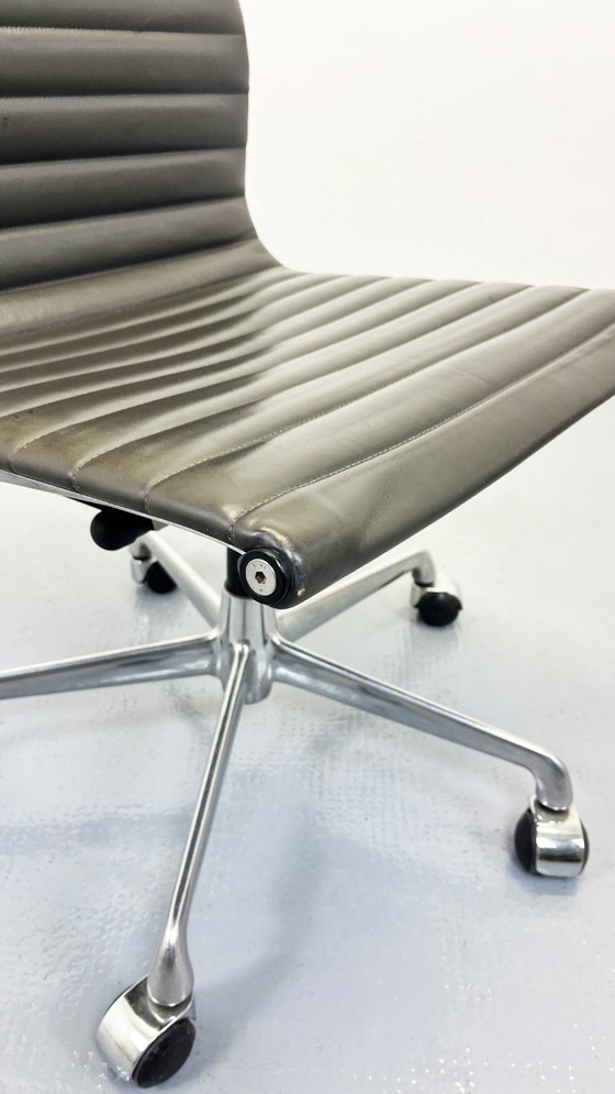 Image 1 of Chaises de bureau Ea117 Icf Sièges Charles & Ray Eames