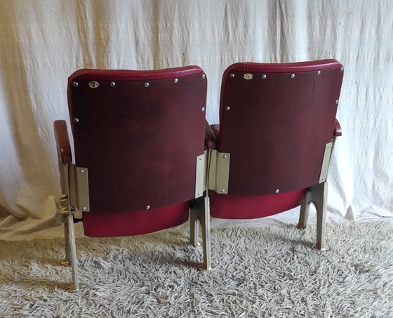 Image 1 of Pareja de butacas de teatro en símil piel roja y aluminio fundido dorado - Años 50/60