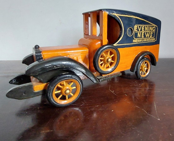 Image 1 of Voitures et camions en bois fabriqués et peints à la main