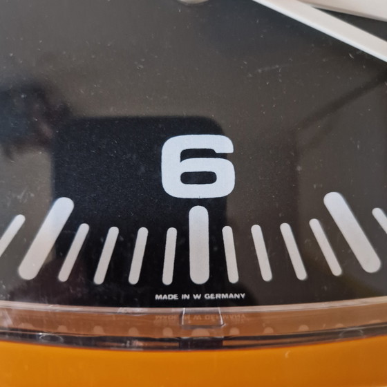 Image 1 of Jaren 70 oranje vintage klok wandklok good old electric clock