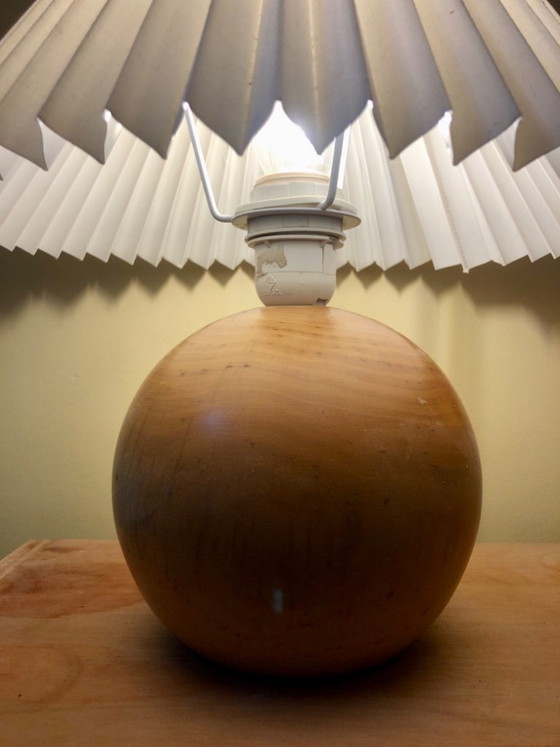 Tafellamp met geplooide kap en houten voet, Tafellampen, Papier, Wit, Scandinavian (foto 6 van 6)