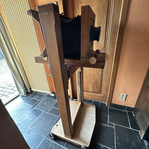Caméra de studio vintage en bois sur trépied - Narita Belgium
