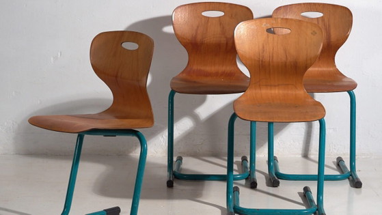 Vintage turquoise blue school chairs (c.1950). Set of 4 chairs – Dining chairs, Iron (photo 3 of 16)
