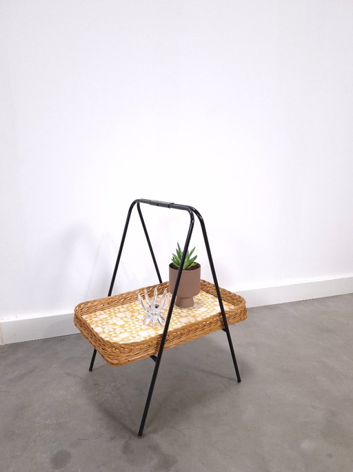 Plateau vintage en rotin, corbeille à fruits avec plateau jaune et pieds en métal