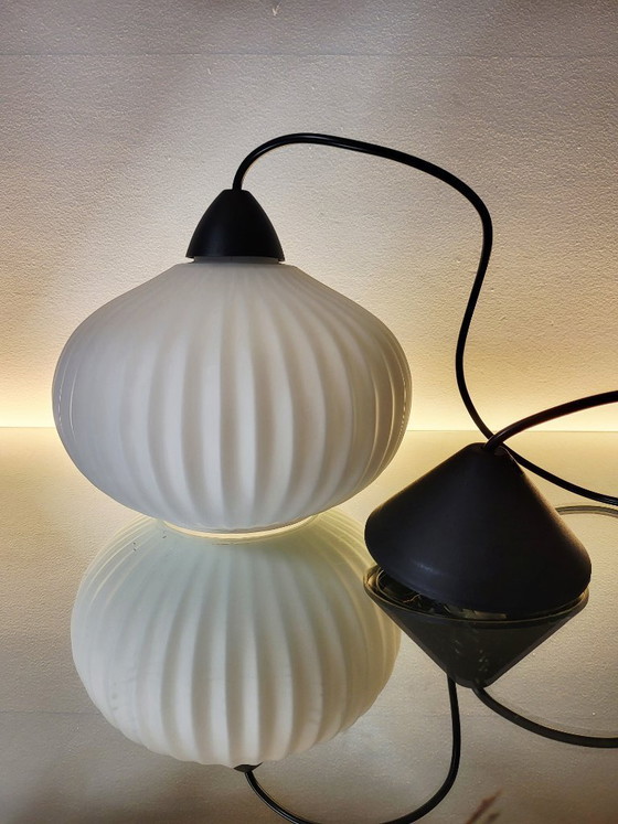 Image 1 of Suspension vintage en verre opalin blanc, années 1960