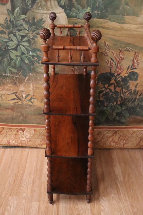 Image 1 of Altes Regal auf gedrechselten Holzbeinen