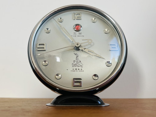 Reloj de mesa y despertador Five Rams (五羊) de mediados de siglo, en muy buen estado.
