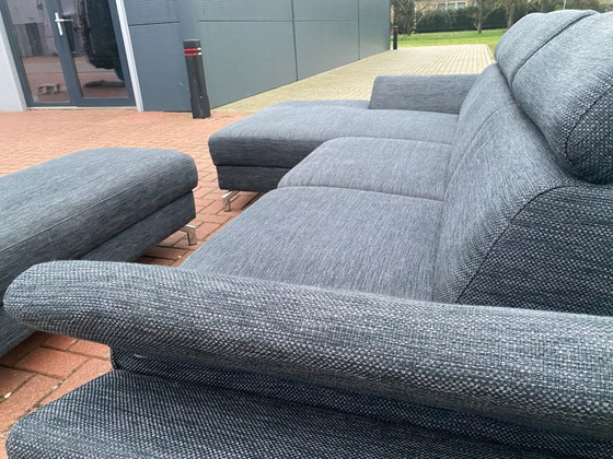Image 1 of Bellissimo divano angolare in tessuto grigio Montel + sgabello