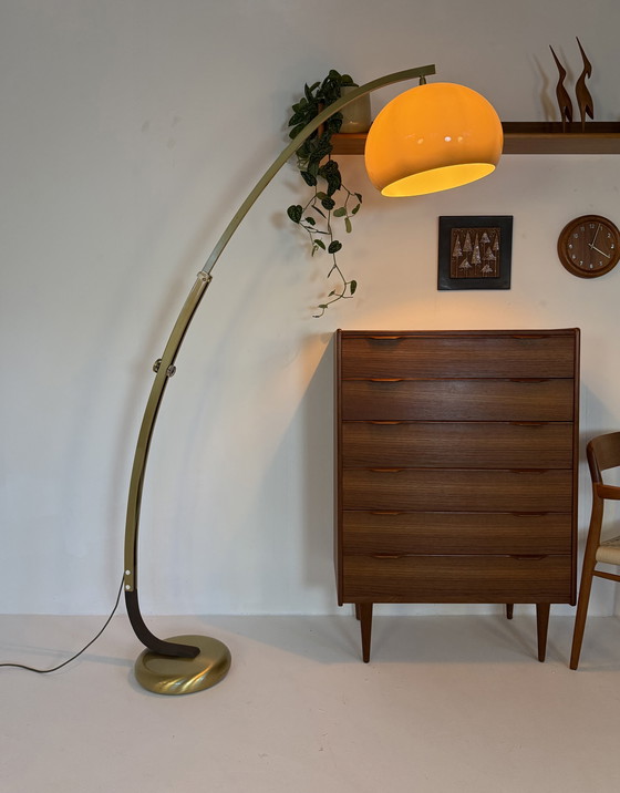 Image 1 of Lampada ad arco in ottone vintage, Harvey Guzzini anni '80