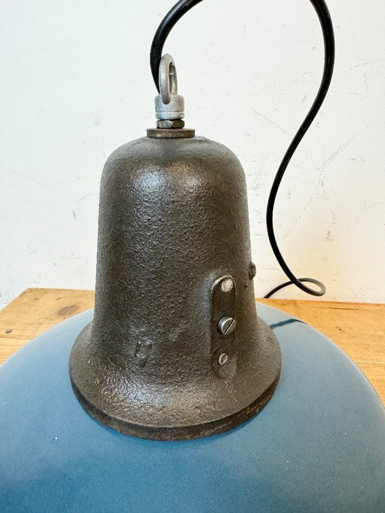 Image 1 of Lampe industrielle en émail bleu avec abat-jour en fonte, années 1960