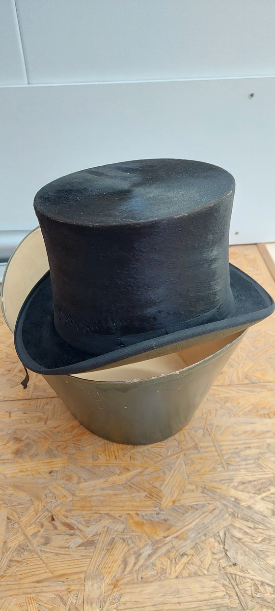 Image 1 of Antieke hoedendoos met inhoud